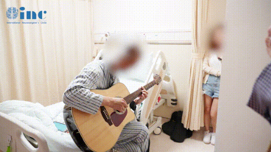 一位桥臂<a href='/jiaozhiliu/' target='_blank'><u>胶质瘤</u></a>患者成功手术后恢复良好的他弹起了心爱的吉他，并且请巴教授在吉他上签名留念。