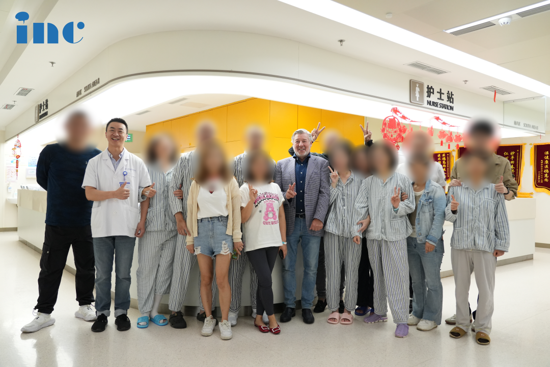 　“感谢巴教授，真的救了我们，救了大家！”2023年9月巴教授来华期间完成了近十台国际疑难脑瘤手术示范，术后与部分患者及家属温馨合影。