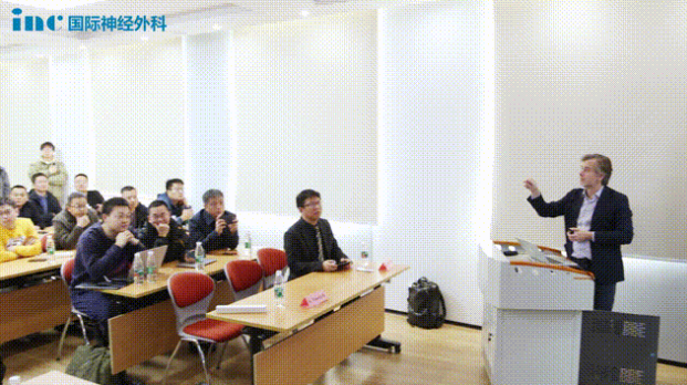 2023年11月26日，“苏州大学附属独墅湖医院神经外科临床解剖实训基地”揭牌仪式，福教授还受邀进行神经解剖培训课程，现场讲解Kawase入路理论及解剖实操。