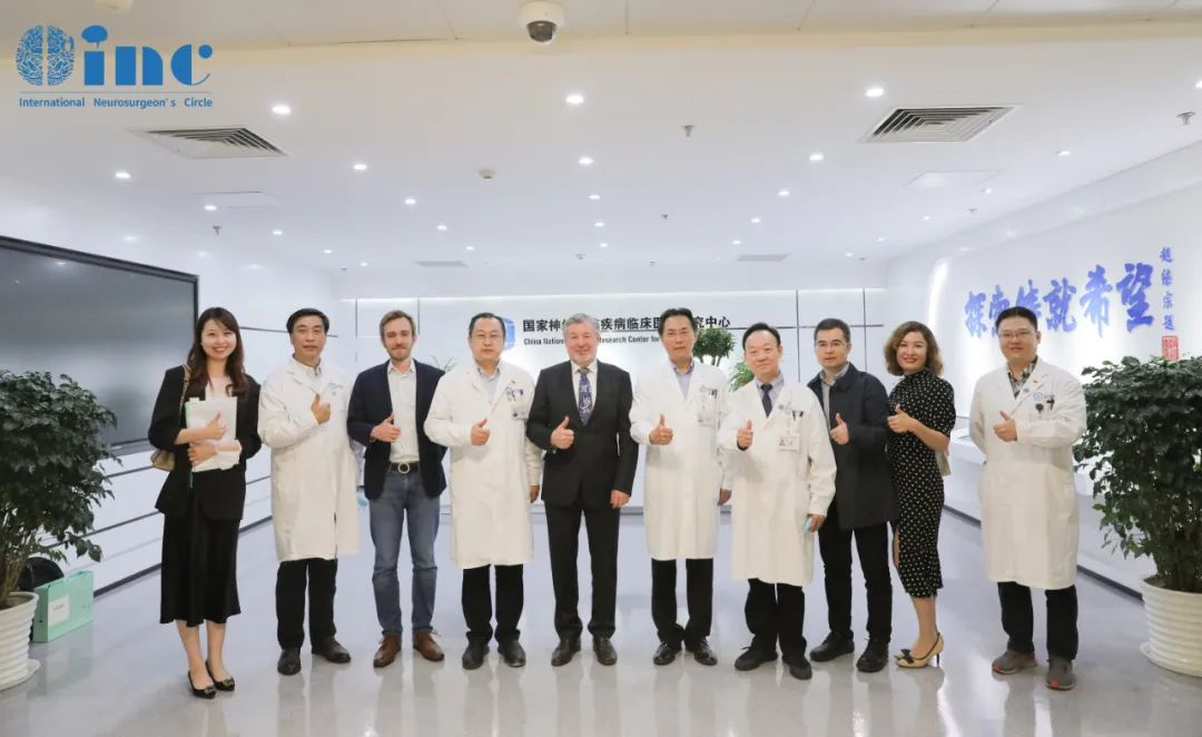INC巴特朗菲教授与北京天坛医院神外专家合影