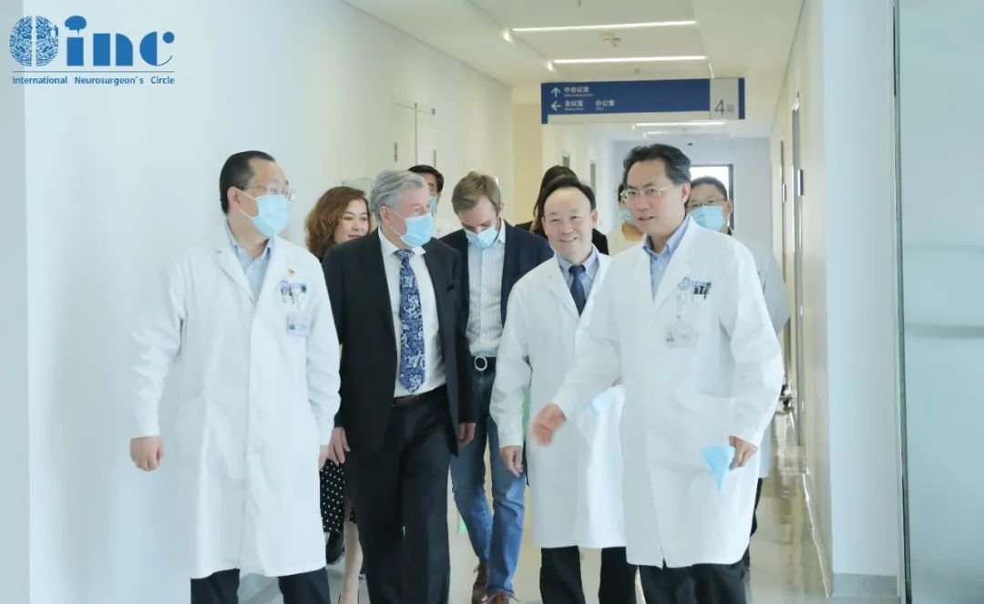三位天坛神外专家带领INC巴特朗菲教授参观医院