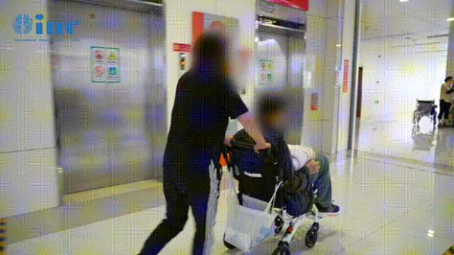 康复医院里，为了能够让丈夫及时进行康复训练，她坚持一直用轮椅推着他
