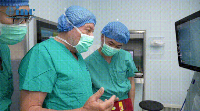 手术开始前巴教授通手术团队交待手术细节