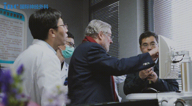 巴教授和国内手术团队讨论手术器械及手术方案细节图片