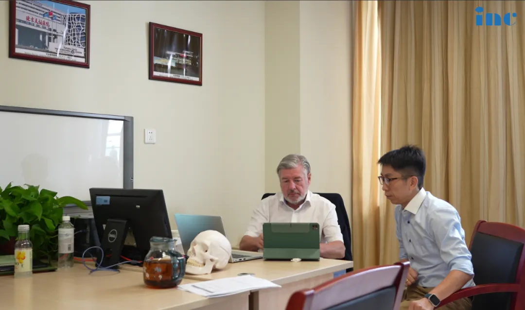 巴教授在北京天坛医院外籍专家办公室中与患者远程视频沟通
