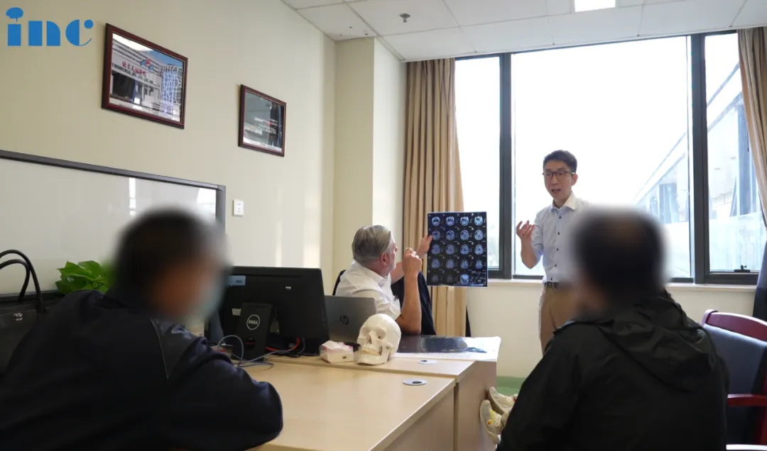 巴教授在北京天坛医院外籍专家办公室中面诊患者