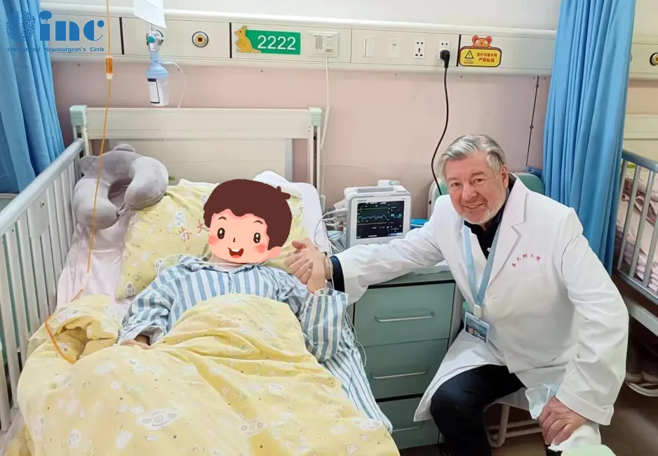 术后2天，巴教授到病房探视小病人