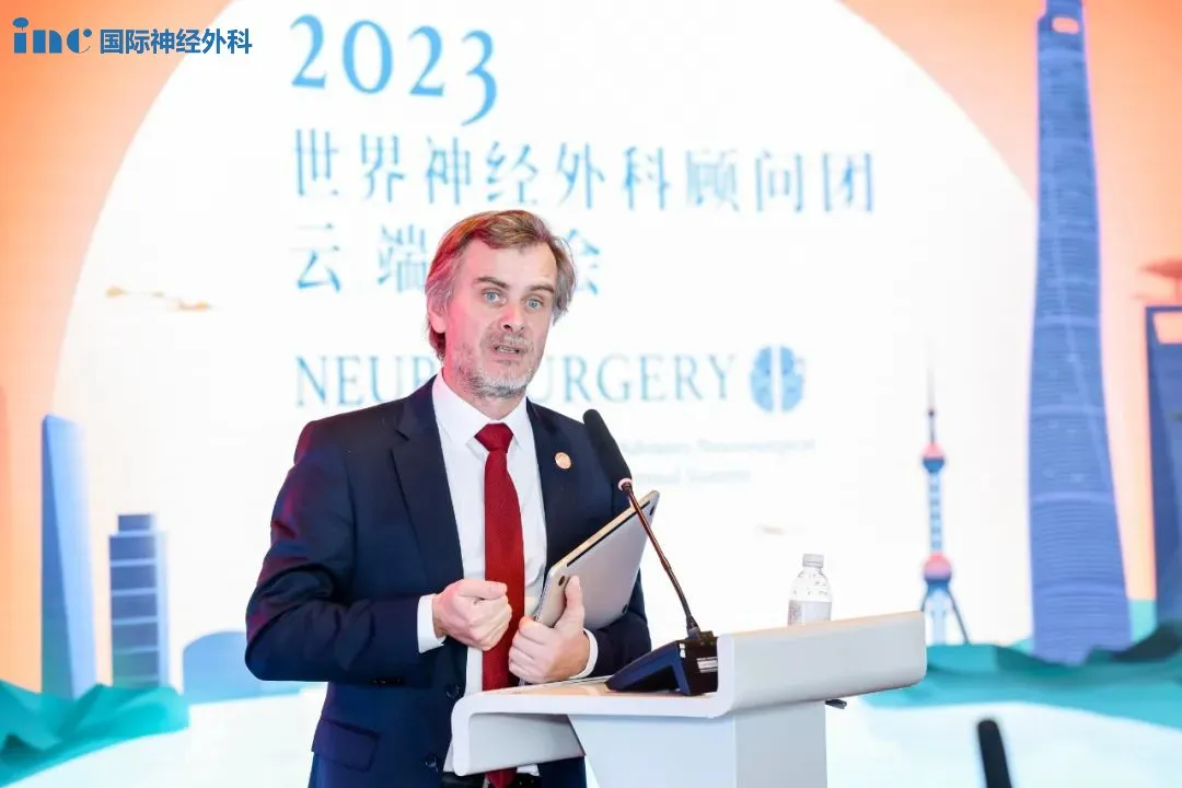 福教授同参会的国内外神外医生们交流了“New trend in skull base surgery”颅底手术发展新趋势这一学术课题