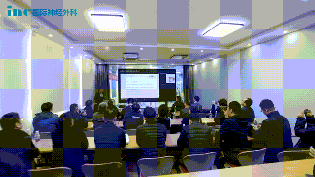 2023年11月26日，苏州大学附属四医院，福教授受邀参会二届独墅医帜颅脑解剖培训班暨苏州市2023年继续医学教育项目“神经解剖培训”会议，并参与揭牌“苏州大学附属独墅湖医院神经外科临床解剖实训基地”。同时，福教授还进行神经解剖培训课程，现场讲解Kawase入路理论及解剖实操。