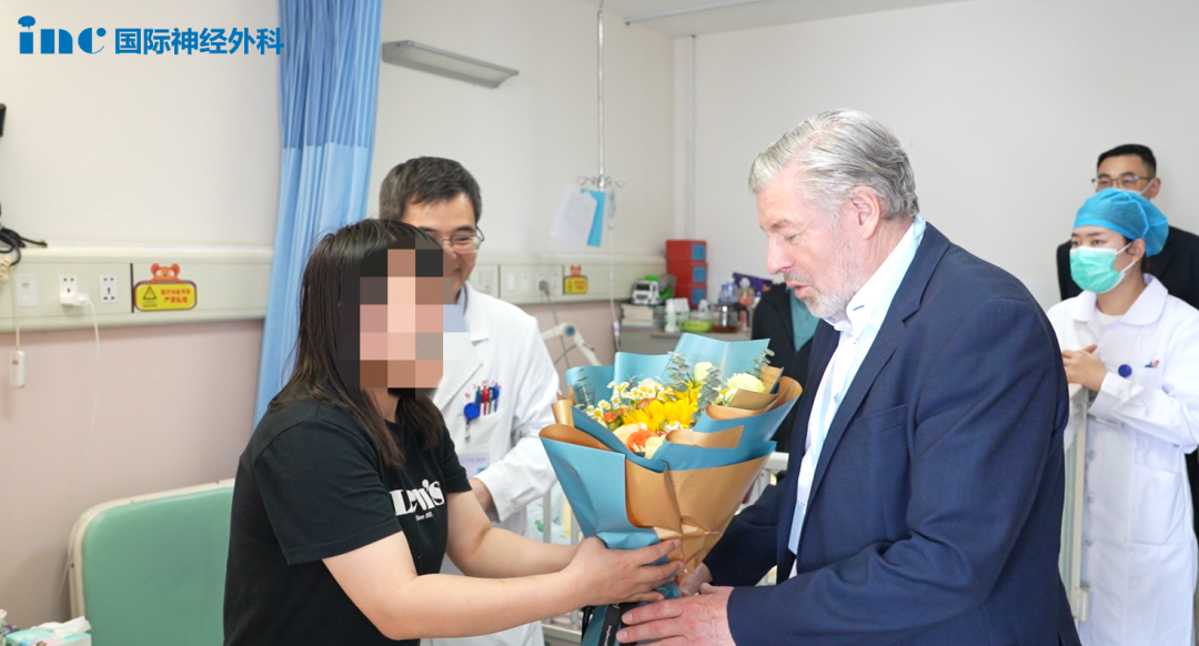 手术后，探望每一位患者，询问查看他们术后的恢复情况，患者家属送上鲜花感谢巴教授。
