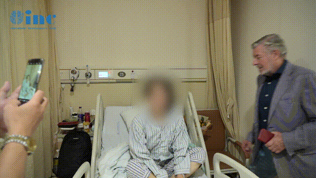 术后5天查房，金女士恢复良好，和前来查房的巴教授合影留念。