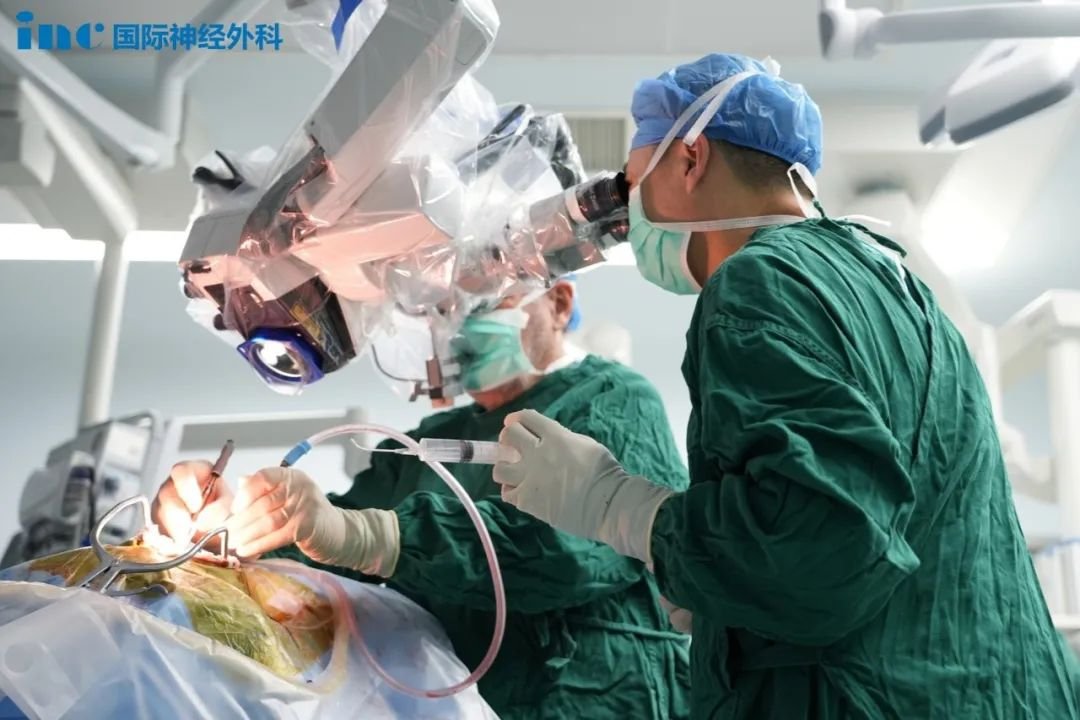 肖宗宇主任医师配合巴教授手术中