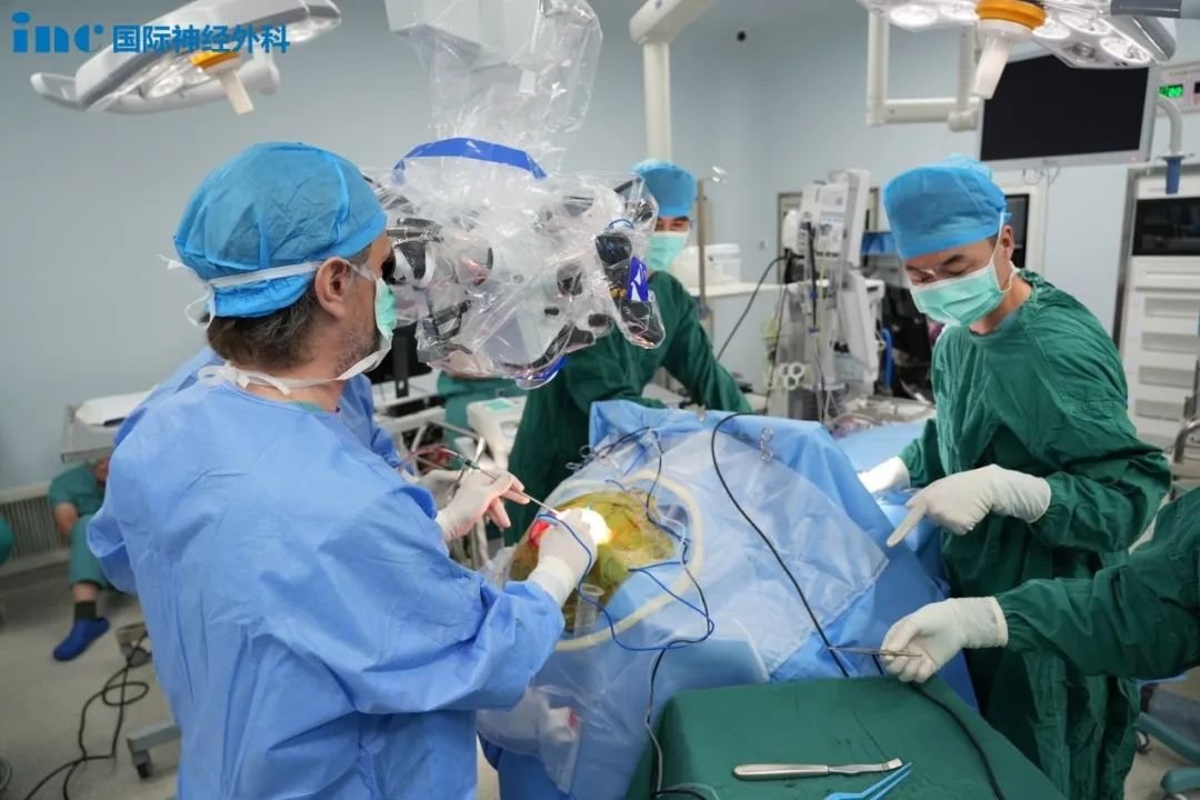 肖宗宇主任医师配合巴教授手术中