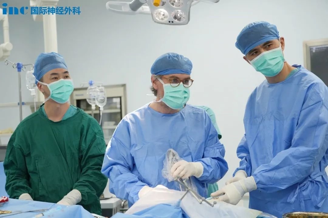福教授示范手术中运用其的“筷子”手法
