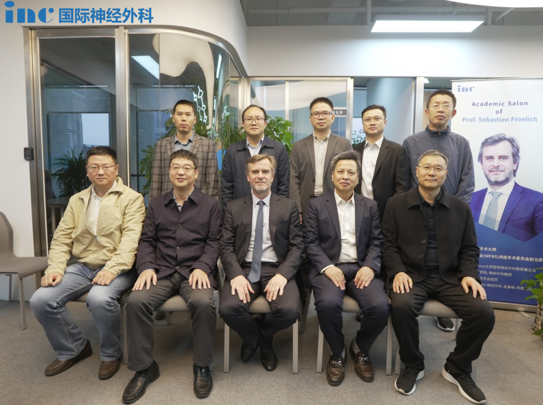 福教授为每位来参加学术交流的专家都颁发了证书，并与他们合影留念。