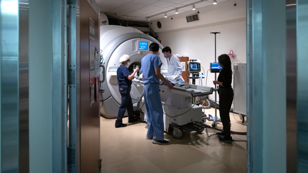 使用MRgFUS为患者进行手术，图源：SickKids官网