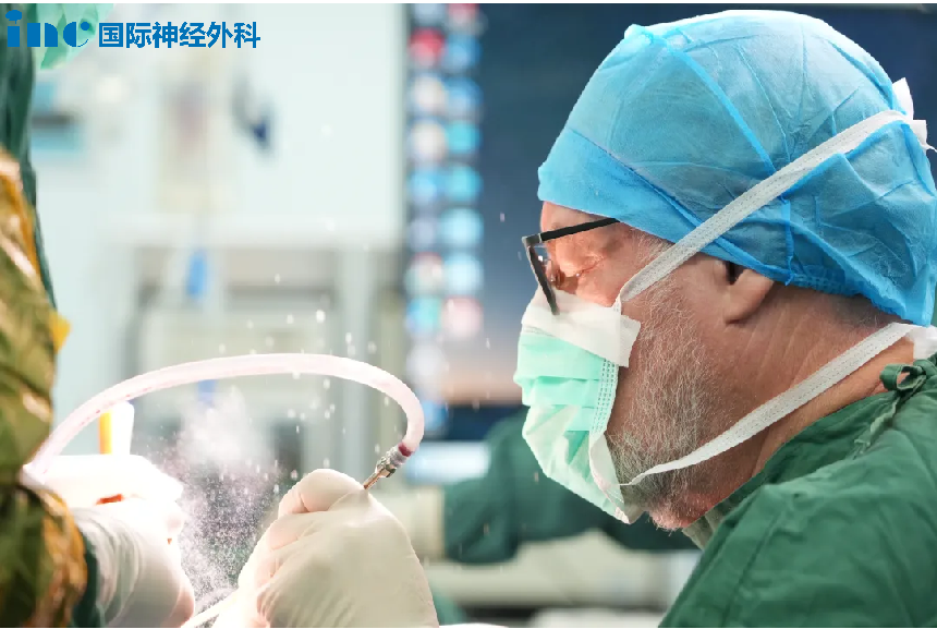  ▼高难度手术得有“外科手艺大师”级别的能力，手稳、眼准，像做精细雕刻一样。手术室内，巴教授事无巨细，追求极致。