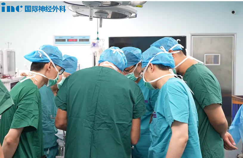 ▼巴教授亲自画手术切口——巴教授深知学习对于青年医师的重要性，每一次示范手术中都会和他们深入交流、讲解。
