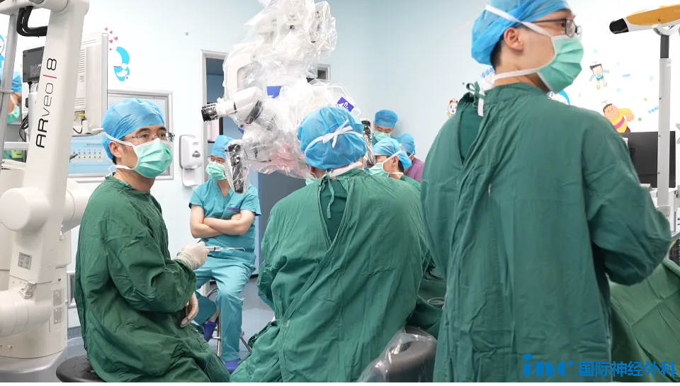 一台高难度的小儿开颅手术在苏州大学附属儿童医院手术室进行。