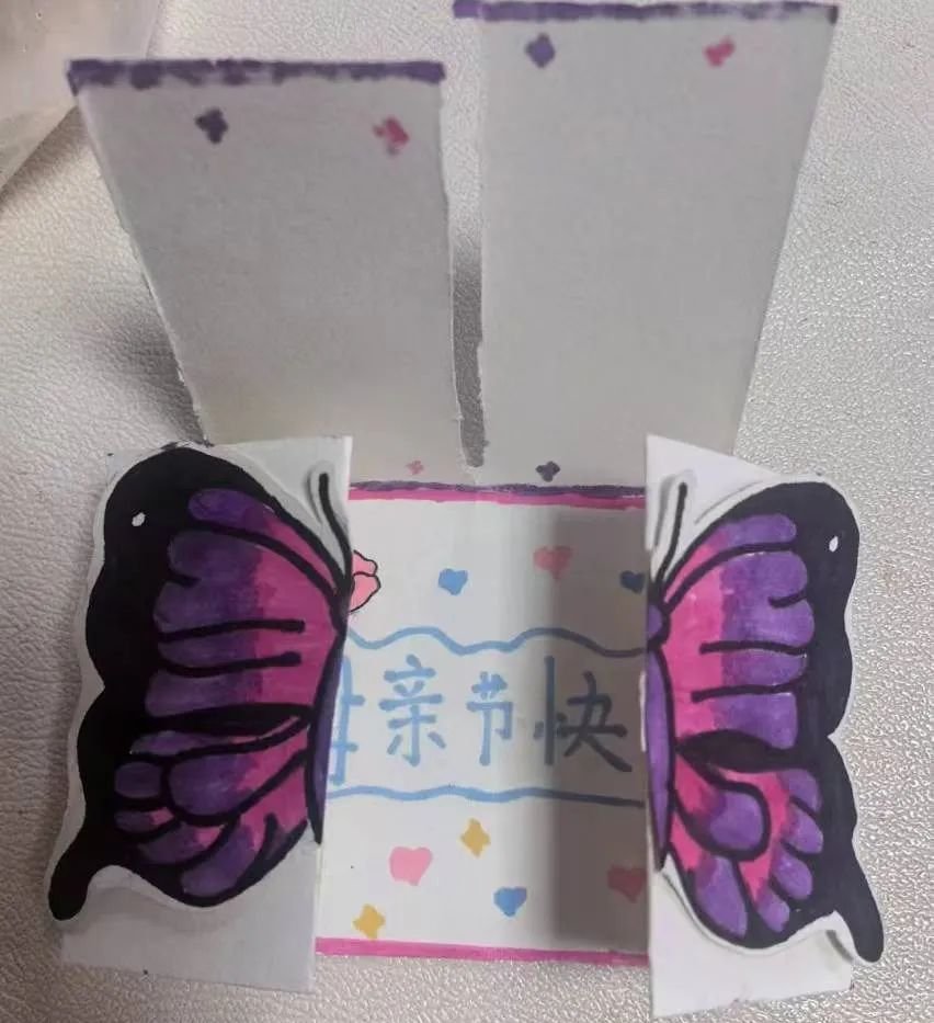 母亲节，这个贴心浪漫的小姑娘亲手为母亲做了很多礼物，包括一张漂亮的蝴蝶卡片。