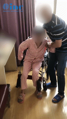 林女士出现右侧下肢不自主抖动，无法独立行走