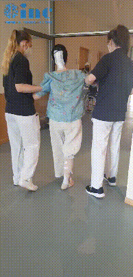 术后第5天，在护士的搀扶下林女士下地行走进行康复训练