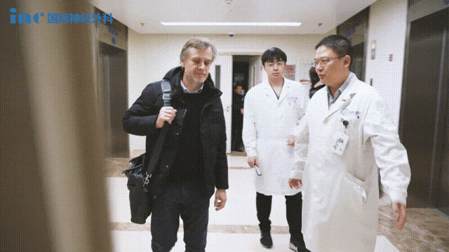 在与国际部的神经外科医生们互致问候并进行简短寒暄之后，福教授随即来到会议室，再次细致地查看了患者的病历和影像资料。随后，他与天坛医院的同行们展开了深入的交流和讨论。