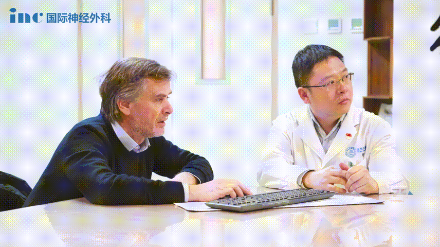 在与国际部的神经外科医生们互致问候并进行简短寒暄之后，福教授随即来到会议室，再次细致地查看了患者的病历和影像资料。随后，他与天坛医院的同行们展开了深入的交流和讨论。