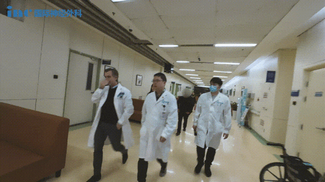 经过短暂的休整后，福教授联同医护人员们一同前往ICU进行查房。在此过程中，小宛的家属与福教授进行了交谈，并向他表示了诚挚的感激之情。