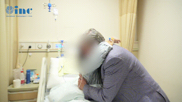 术后第2天巴教授查房时，柯女士满怀感激得握住巴教授的手说道，”我一定要看看巴教授这双神奇的大手，巴教授非常感谢你！“
