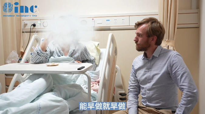 患者柯女士和INC神经外科医生集团Krabbe先生分享术后情况
