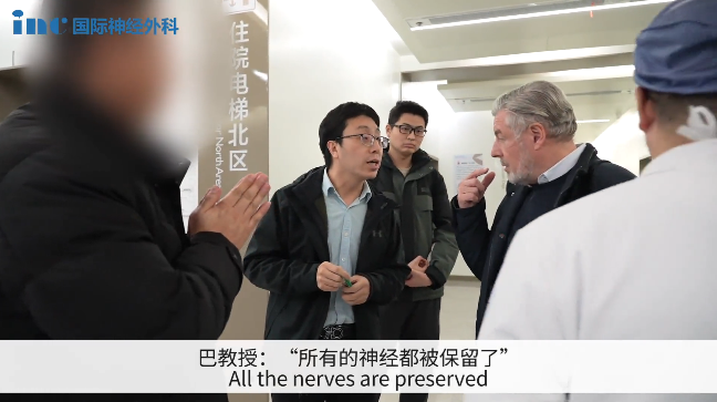手术室外，结束手术后的巴教授第一时间内将这个好消息告诉了一直守护在外的方女士家人。