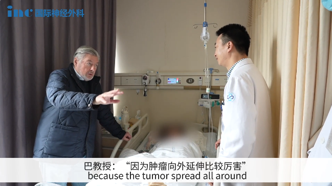 手术室外，结束手术后的巴教授第一时间内将这个好消息告诉了一直守护在外的方女士家人。