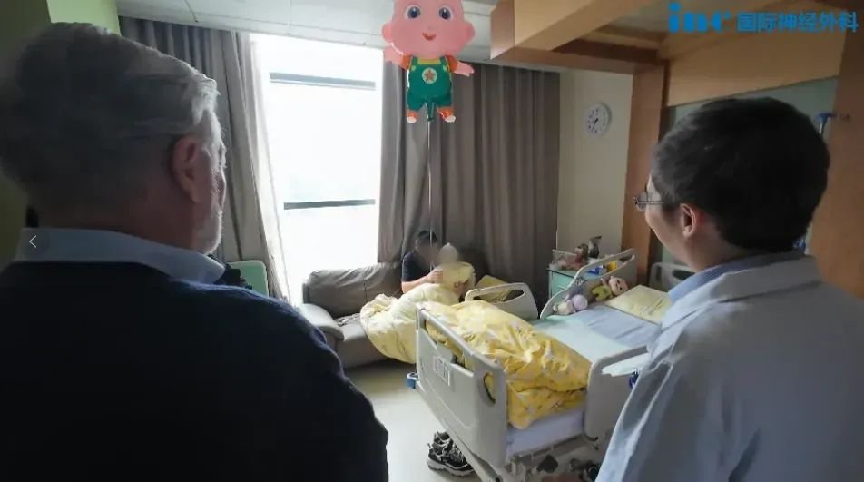 术后第8天查房时，父亲紧紧怀抱着苏苏，用他那宽厚的胸膛为小公主筑起一道安心的港湾。孩子一天天变好，巴教授双手点赞。