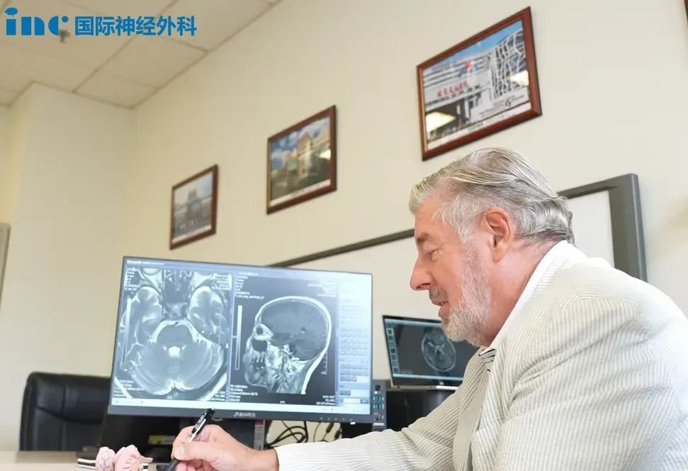 为了缓解老人的焦虑，巴教授通过手绘、头颅模型等，对手术入路、手术时间、术后康复等都进行了详细的说明。