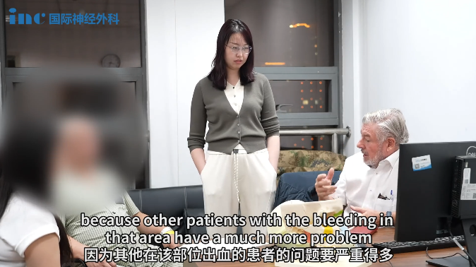 当前的症状可能不会因为手术本身而完全改善，因为之前的出血已经部分破坏了脊髓上部和延髓下部的一些神经纤维