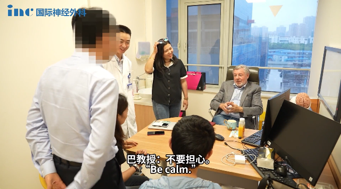 手术前巴教授为小凯进行术前谈话
