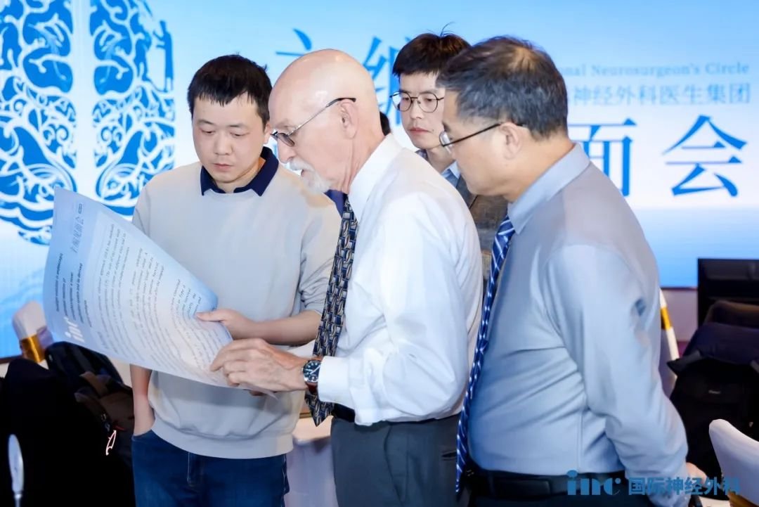 参会者们自发带来了自己的学术论文，其中一些学员的论文摘要通过海报的形式在会场内进行张贴。在该环节中，主编们与学员们进行了积极互动，结合参会者的论文进行深入的讨论。