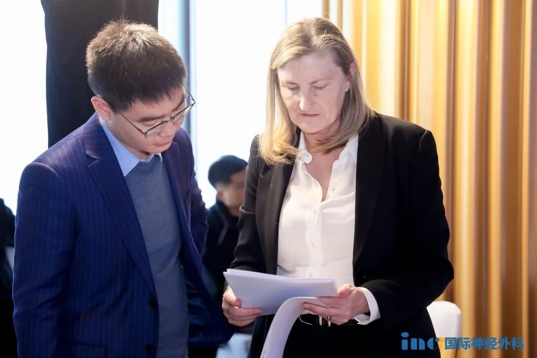 参会者们自发带来了自己的学术论文，其中一些学员的论文摘要通过海报的形式在会场内进行张贴。在该环节中，主编们与学员们进行了积极互动，结合参会者的论文进行深入的讨论。