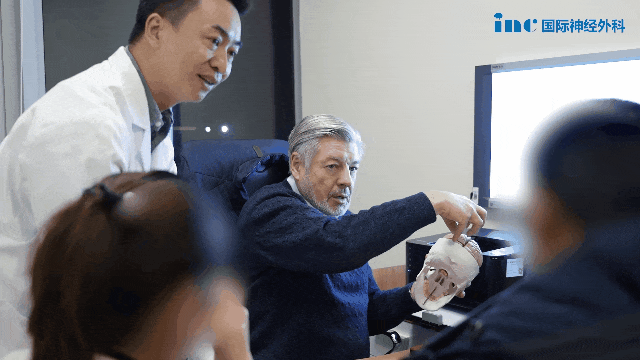 手术一助是主刀医生得力的左膀右臂，他也熟知主刀医生的手术习惯和风格，主刀医生的手术刀要切到哪里，手术一助就要暴露，牵拉，固定手术部位，和主刀医生做出完美的手术配合，完成患者的手术治疗。
