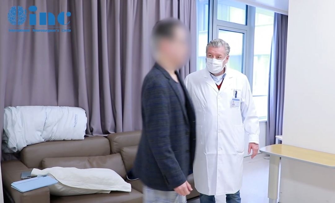 术后第8天，阿朔正常下地行走，巴教授关切得看着阿朔