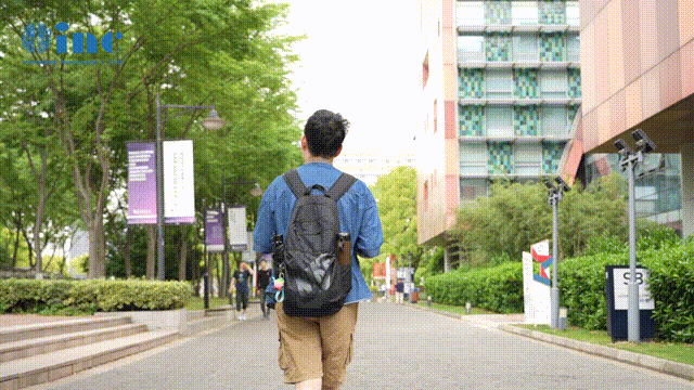 回归校园的阿朔自由得漫步在校园中