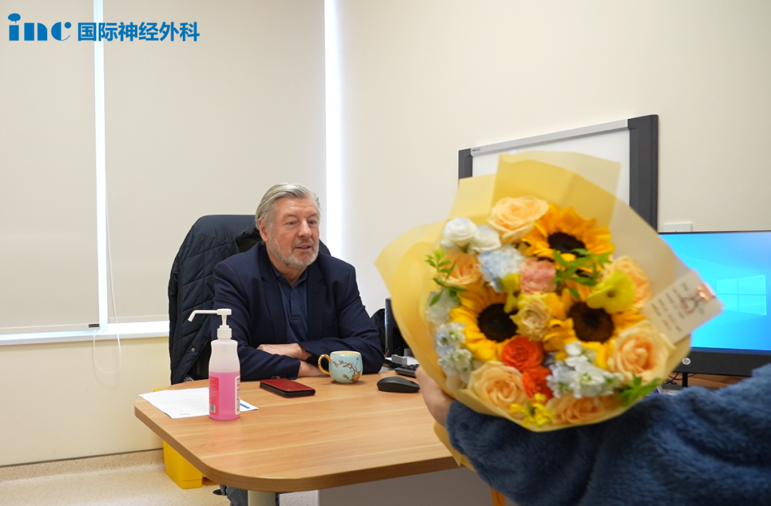 术前谈话时，小林送上鲜花表达对巴教授的感谢