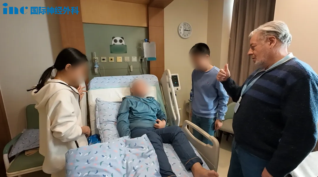 父母在惊喜于孩子的坚强时，心中也充满了心疼。看到这个勇敢的孩子手脚活动良好，巴教授也忍不住为他点赞。
