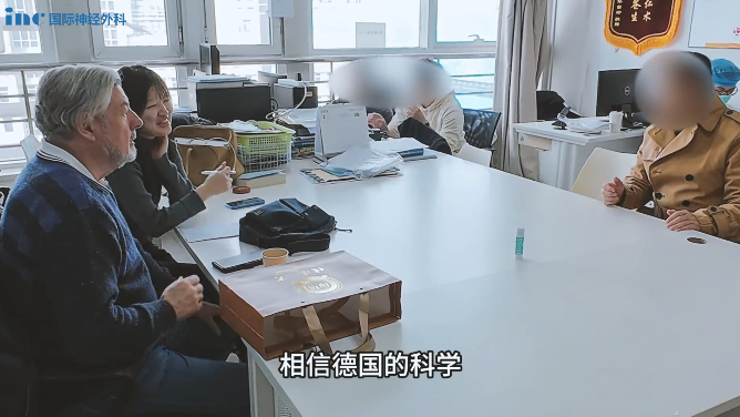 巴特朗菲教授和家属对话