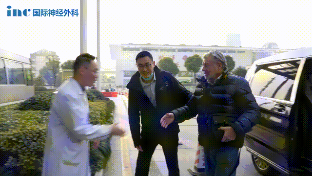巴教授与苏州大学附属第二医院神经外科主任兰青教授进行术前讨论