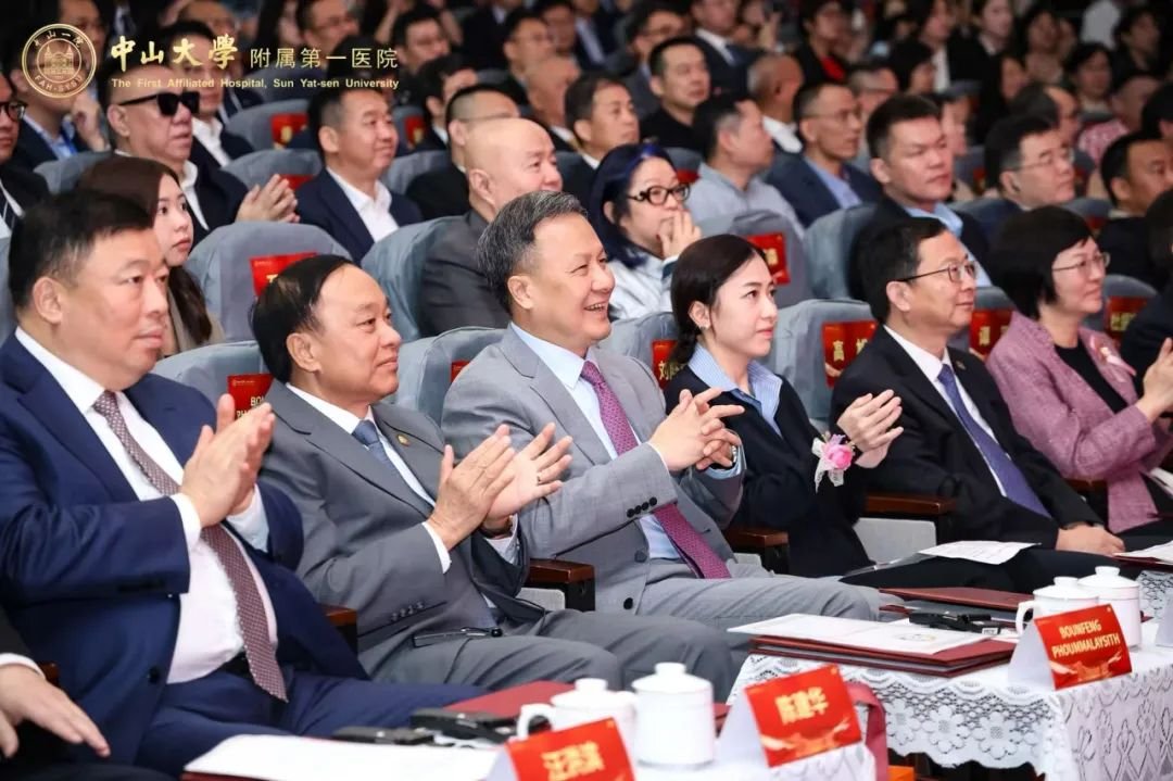 全国人大常委、中山大学校长高松院士，老挝卫生部部长本丰·普玛莱西，广东省、广州市有关部门领导，刘銮雄慈善基金信托人之董事暨华人置业集团行政总裁兼执行董事刘陈凯韵，恒力集团董事长、总裁陈建华等400多人参加医学综合楼落成仪式。