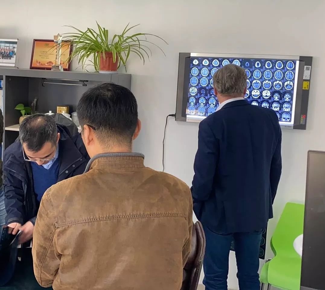 (INC德国巴特朗菲教授现场评估艺文的病历资料，右1为巴特朗菲教授)