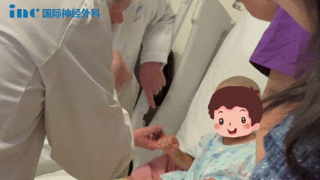 浩浩乖巧地坐在病床上，大大的眼睛充满了好奇，“他是不是明天就要帮我做手术的？”