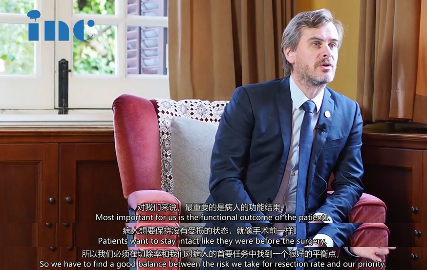 福教授：“颅底手术或者说所有手术都不是为切除肿瘤而战，而是为病人而战。我们不应该忘记，虽然病人是沉睡的状态，但是患者将会醒来，重要的是，他会如何醒来、术后他会怎样生活。”